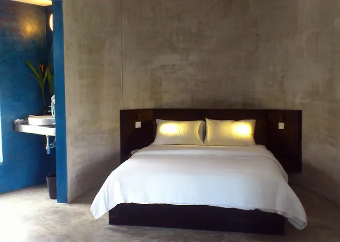 Hotel Men's &
