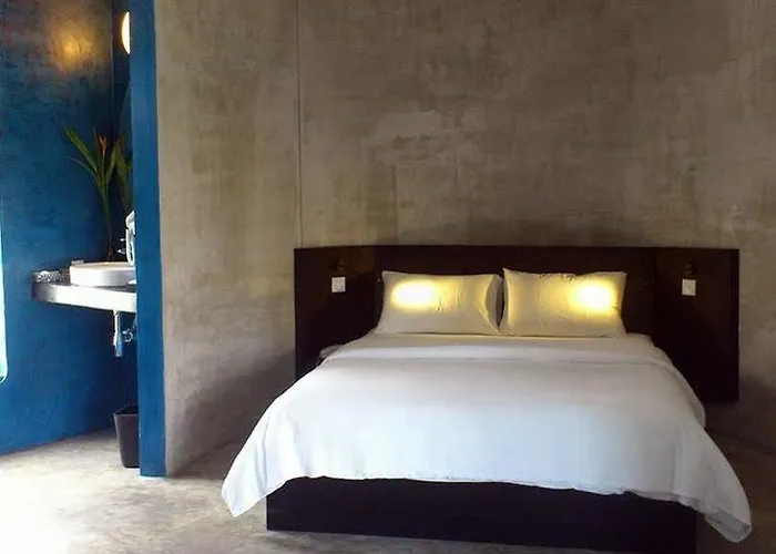 Hotel Men's &